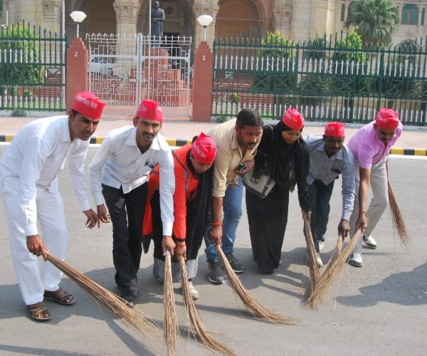 shikshamitra protest for their demands.