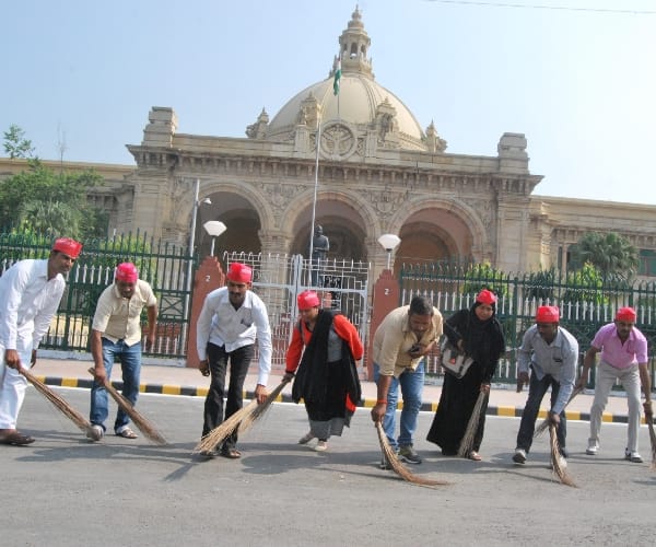 shikshamitra protest for their demands.