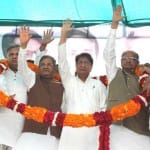 बुलंदशहर के गांव निसुर्खा में लोगों का अभिवादन स्वीकार करते रालोद अध्यक्ष चौधरी अजित सिंह और शरद यादव। 