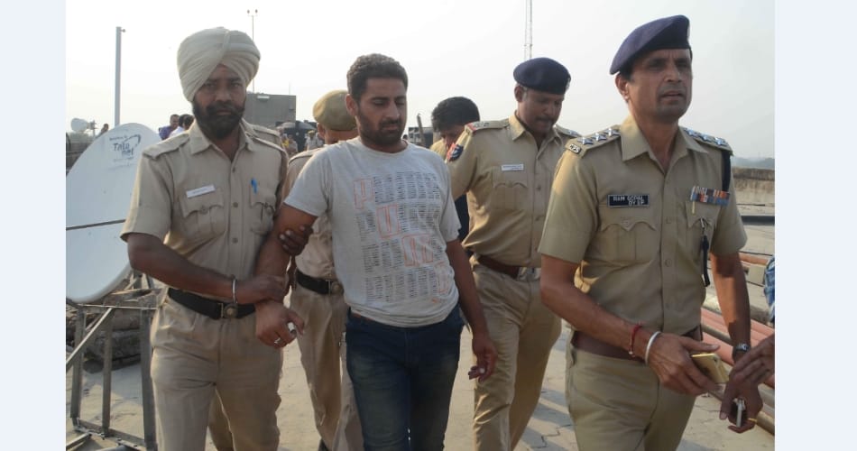 Punjab Mini Secretariat, two ETT teachers, are threatening to commit suicide