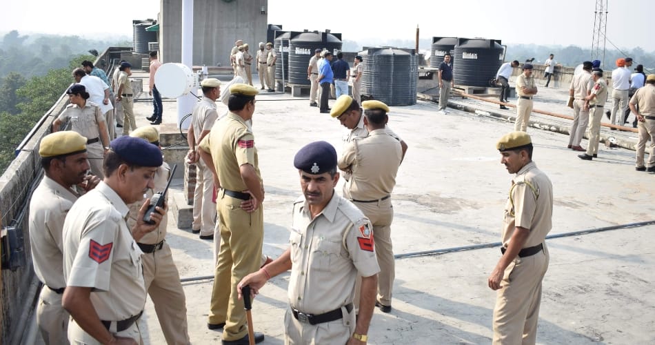 Punjab Mini Secretariat, two ETT teachers, are threatening to commit suicide