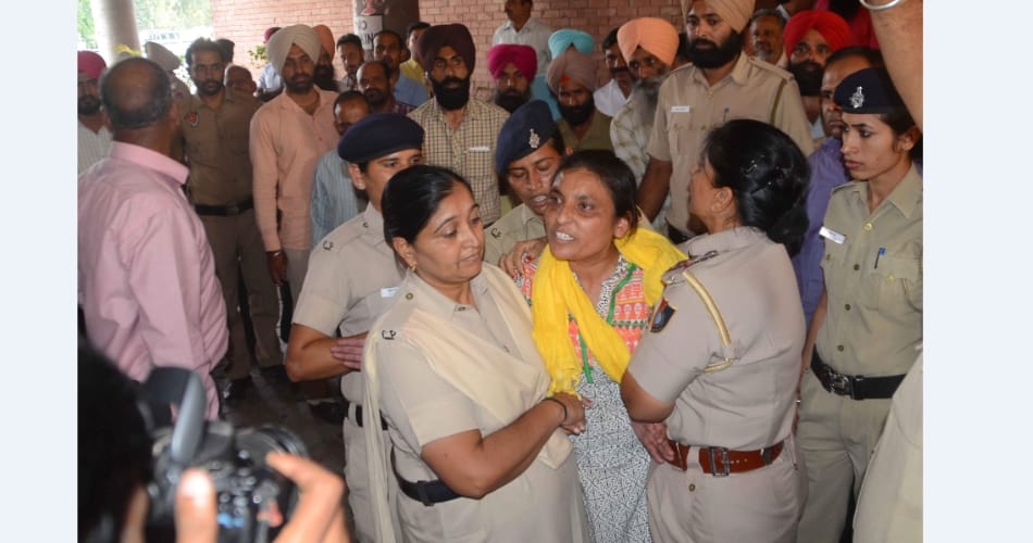 Punjab Mini Secretariat, two ETT teachers, are threatening to commit suicide