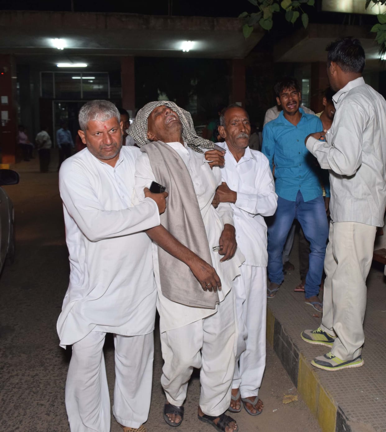 Wife was waiting for the moon, ten minutes before, accident took the life of husband
