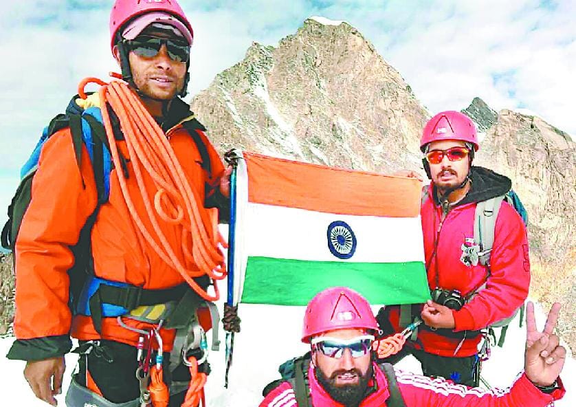 Tricolour hoisted on top of the youth team Banoti