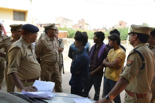 bheed ne yuvak ko peet-peet kar maar daala