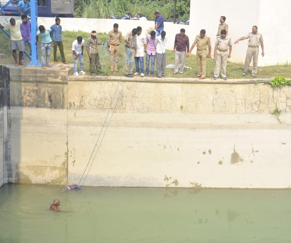  police found a girl's body in   river in Lucknow.