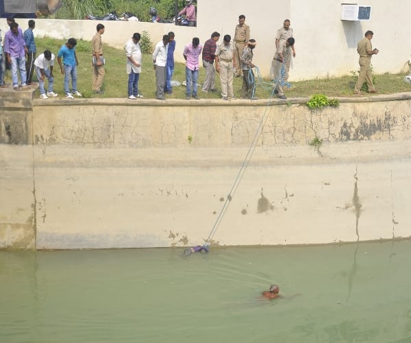  police found a girl's body in   river in Lucknow.