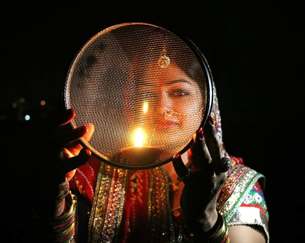 karva chauth 2017 wife give gift to husband