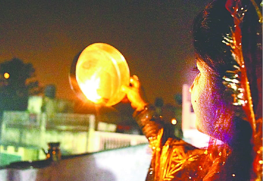  Moon opened Suhaginon lent by Didar 