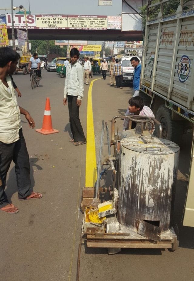 Yellow line traffic continues to Ambedkar Road