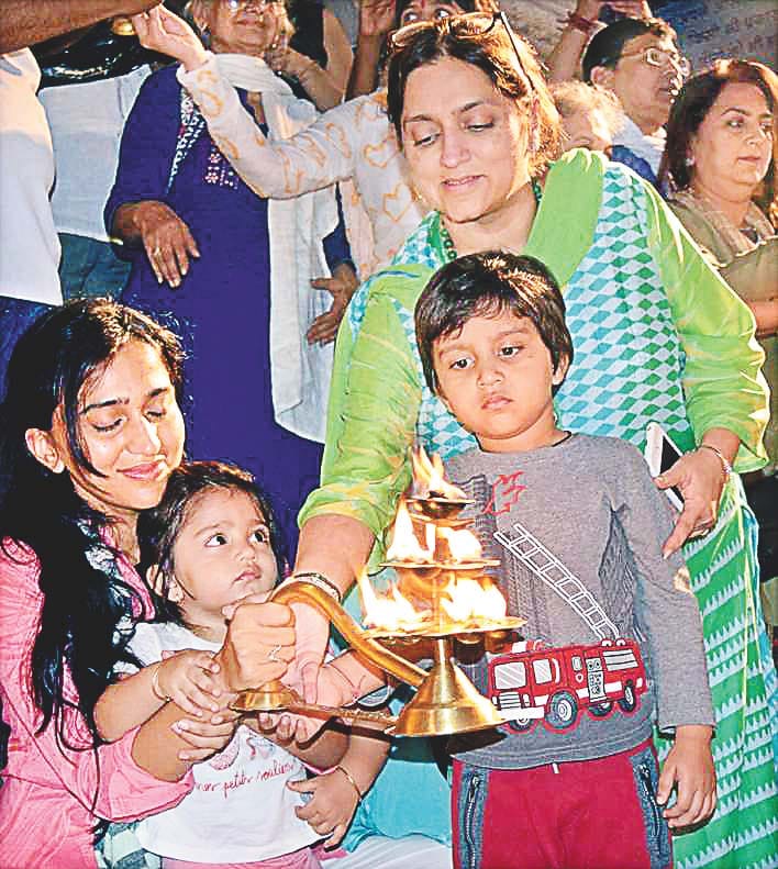 Bollywood star Vivek Oberoi's wife and children of the Ganga Arti