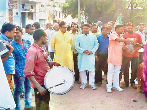 PM's rally calling to give yellow rice