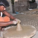 कच्ची बगिया में मिट्टी के दीए बनाता संजय।