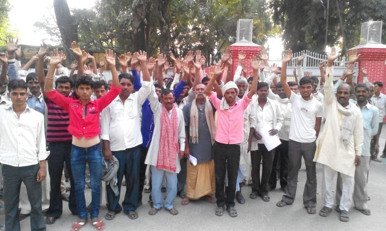 Villagers of hoop Bsavnpur CM housing, display