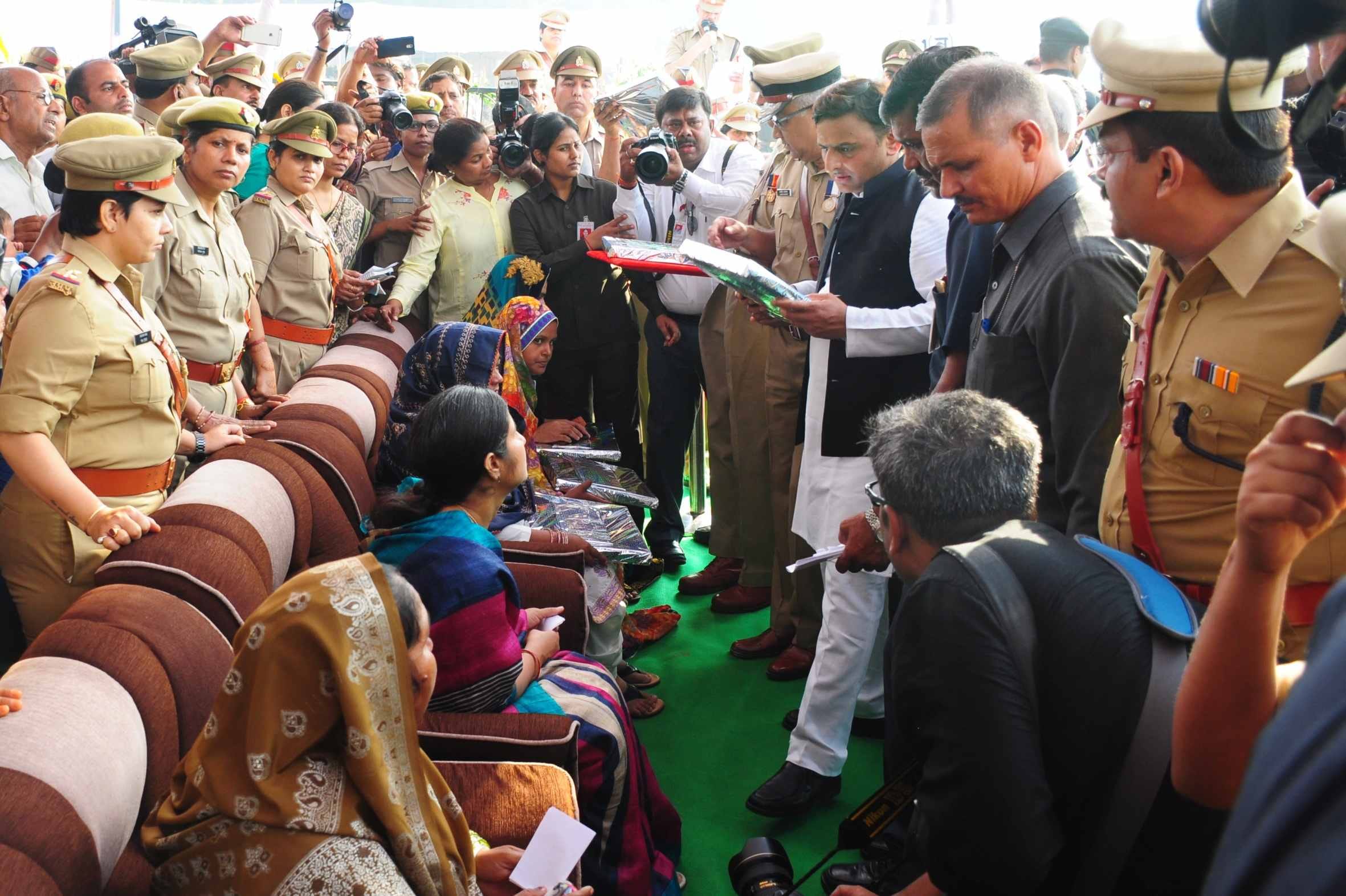 akhilesh yadav announces help to police martyrs family