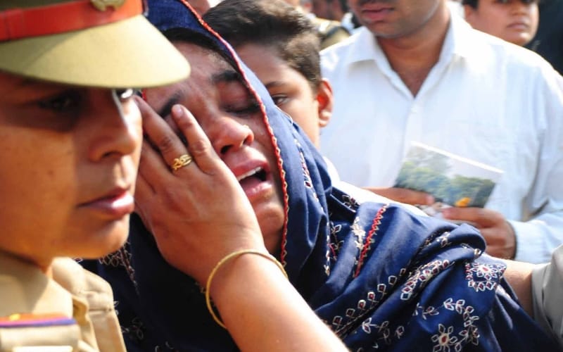 akhilesh yadav announces help to police martyrs family
