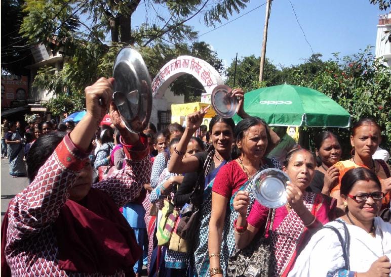 Anganwadi Carykrtrion rally brought out by asking alms