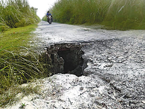 bighapur-dubeypur roas is fully destroyed