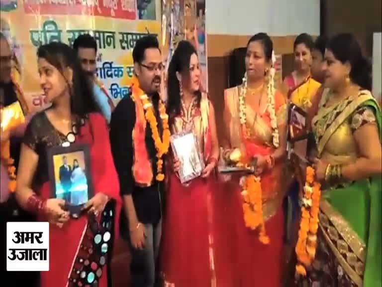 अलीगढ़ में पत्नियों ने लुटाया पतियों पर प्यार, करवाचौथ पर पतियों को किया सम्मानित