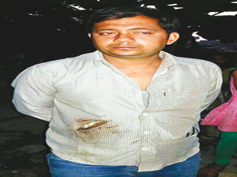  6 lac looted from trader