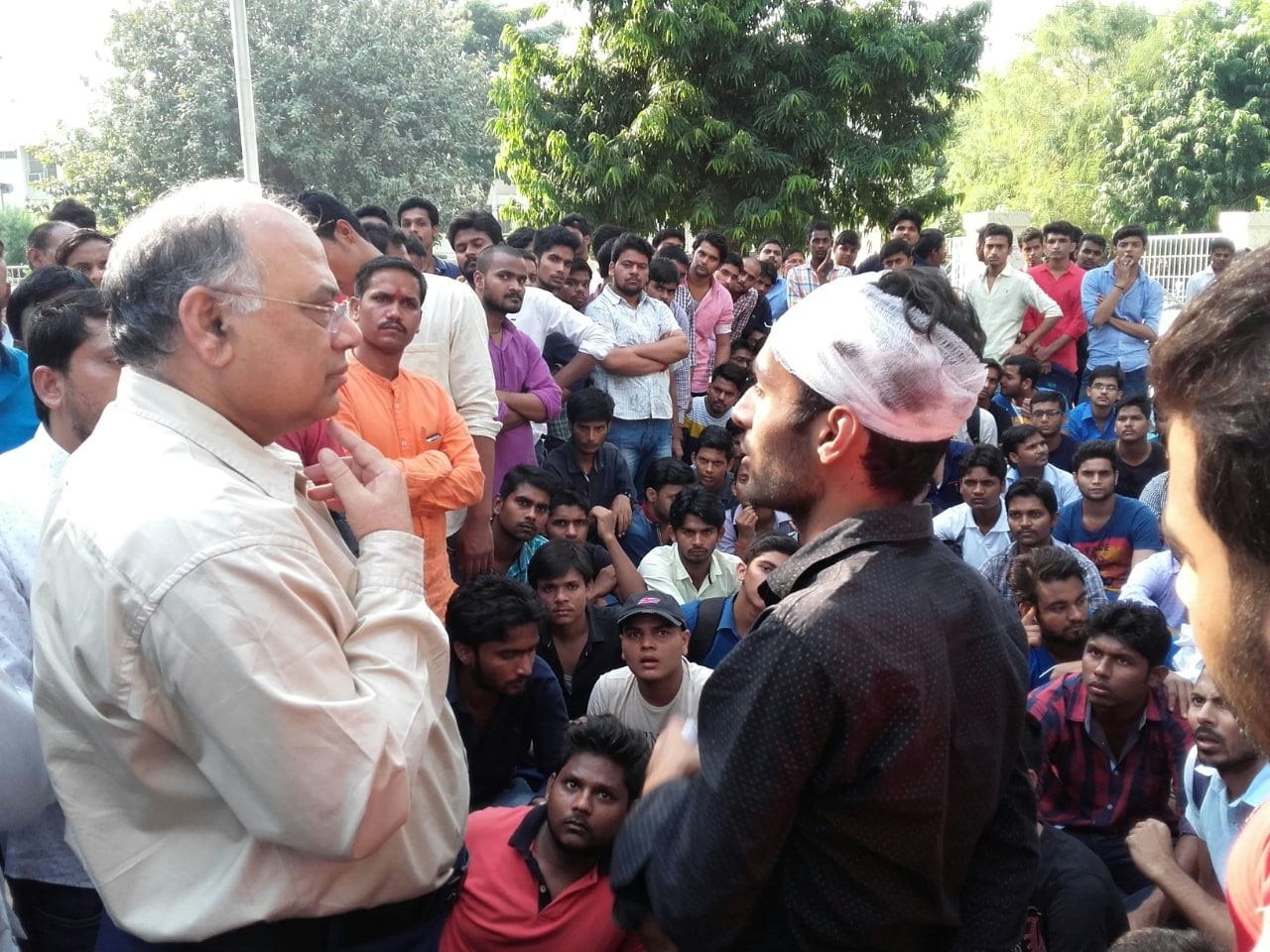ruckus in lucknow university after firing in habibullah hostel