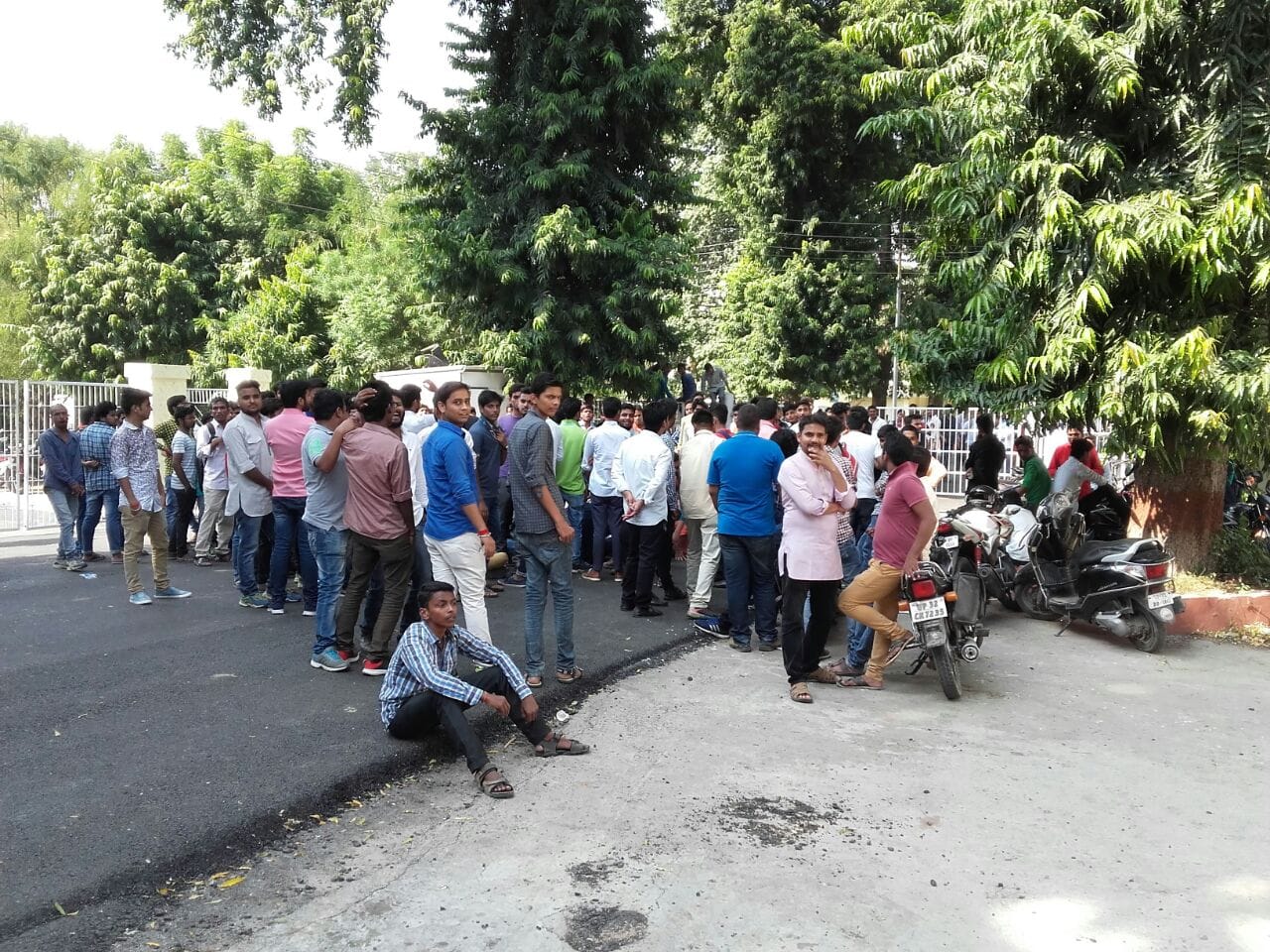 ruckus in lucknow university after firing in habibullah hostel