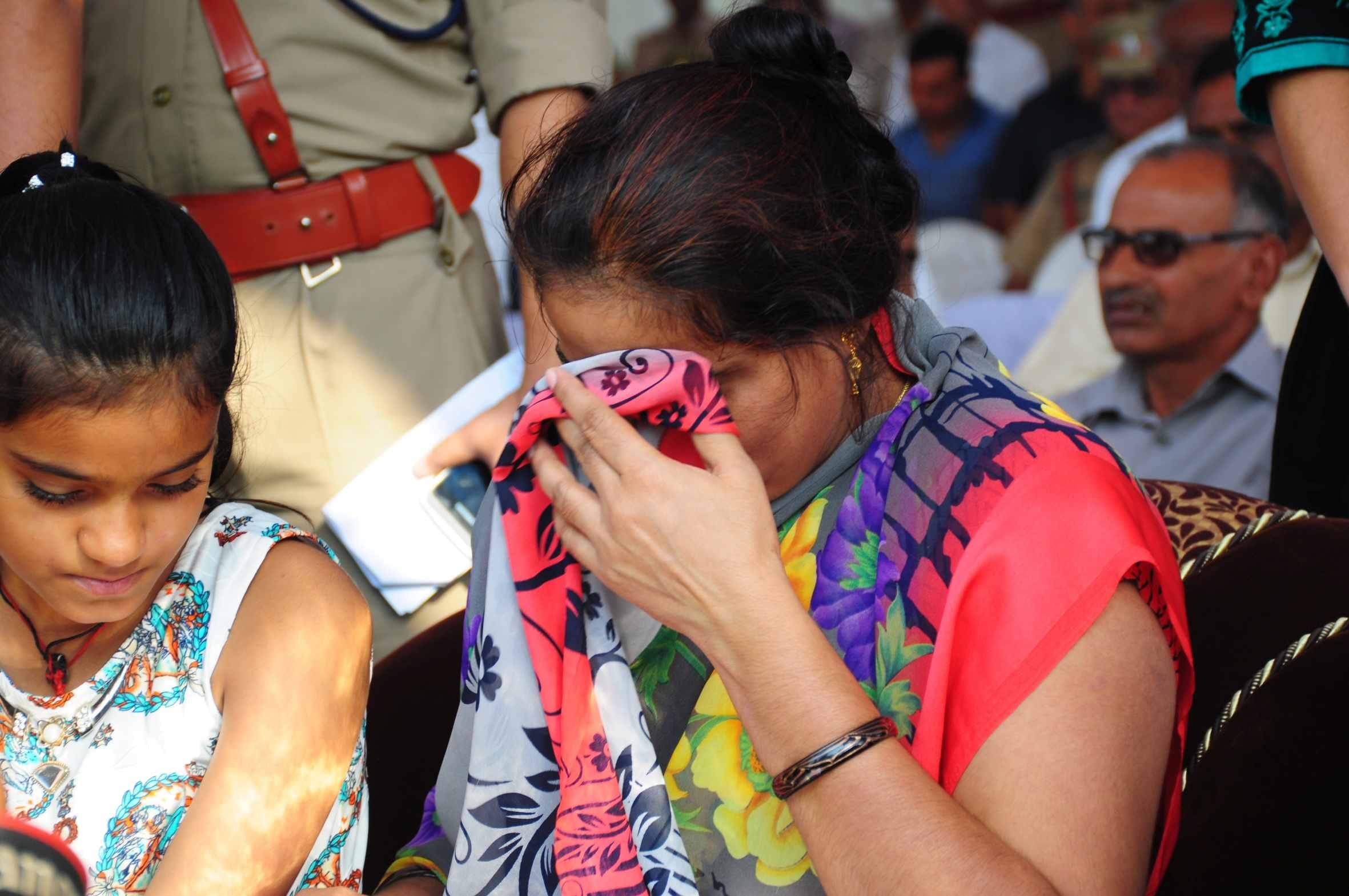 akhilesh yadav announces help to police martyrs family
