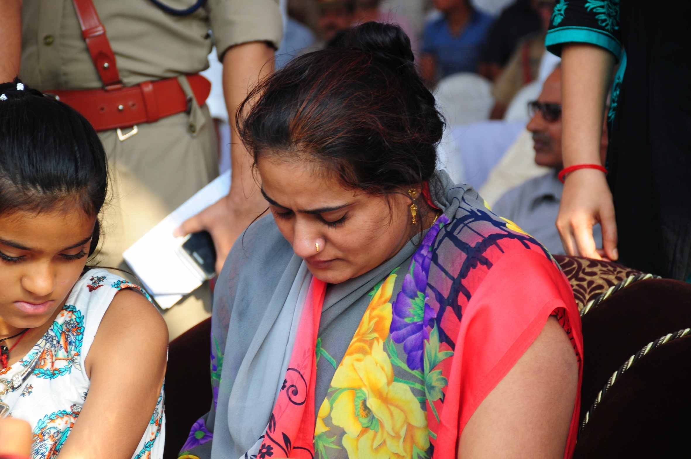 akhilesh yadav announces help to police martyrs family