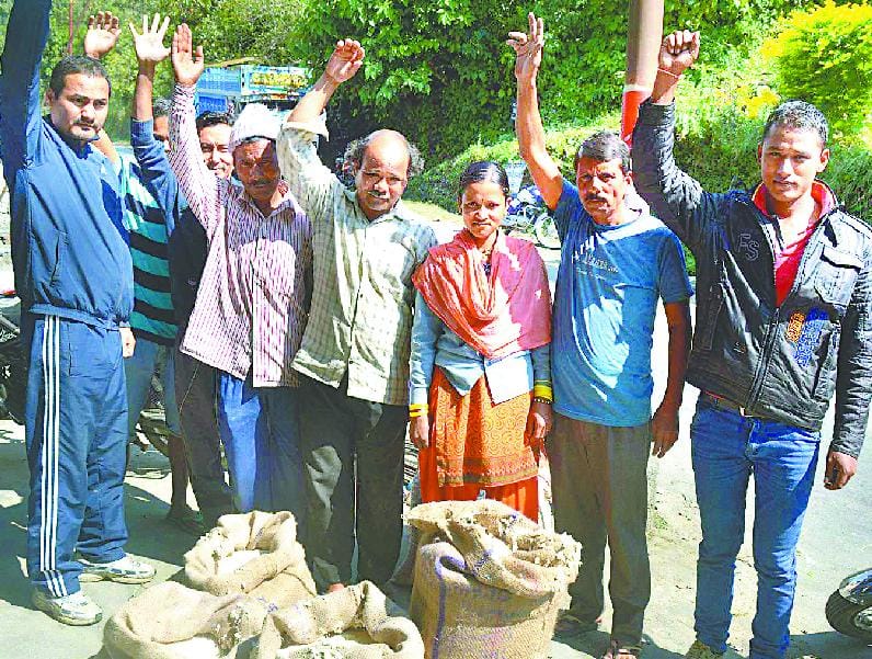 सड़ा राशन मिलने से भड़के लोग - Rotten Rations To Meet The Fierce People ...