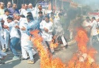 people protest, burnt statue, road jam, kaithal