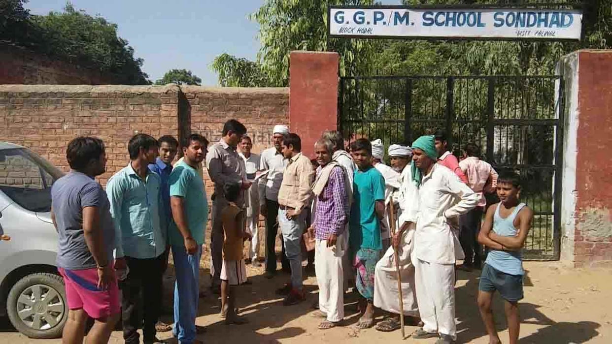 Luggage was taking charge of the students, the villagers smashed the lock on school