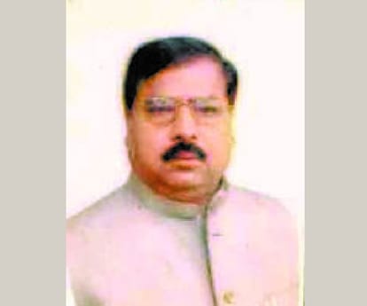 a minister praises akhilesh and criticizes mulayam shivpal.