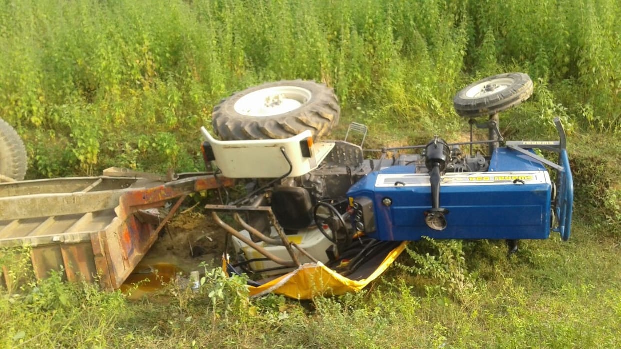 Tractor trolley overturns death of teenager