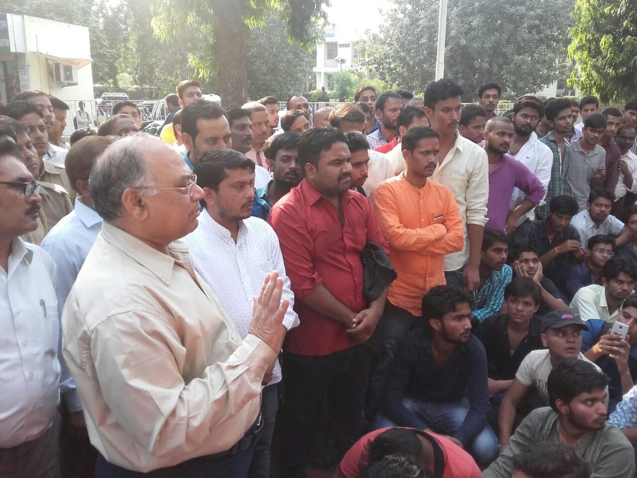 ruckus in lucknow university after firing in habibullah hostel