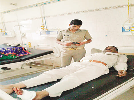 Kannauj threw stones at the police team