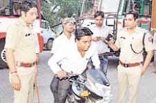 shahar ki sadkon par police