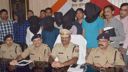 Kapil  was wearing a police uniform