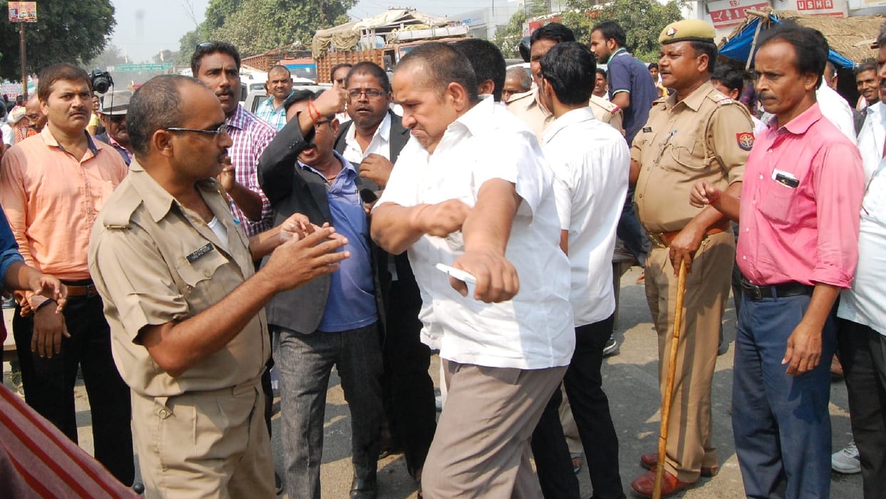 Gorakhpur, Deoria advocates put jam on road