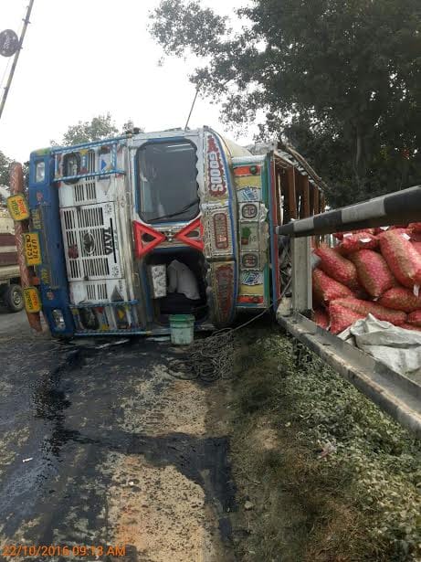 Truck overturned on railway tracks, trains Rukin