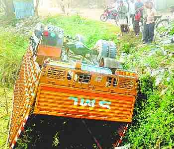 The truck overturned in the ditch, 11 people injured