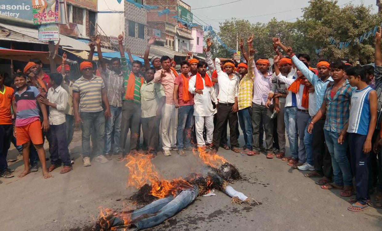 Hiyuwa activists burnt an effigy of the district administration