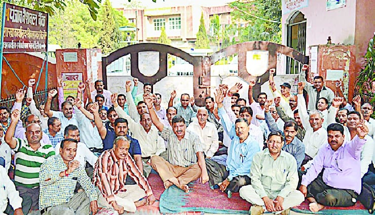 Encompass a lockout of employees