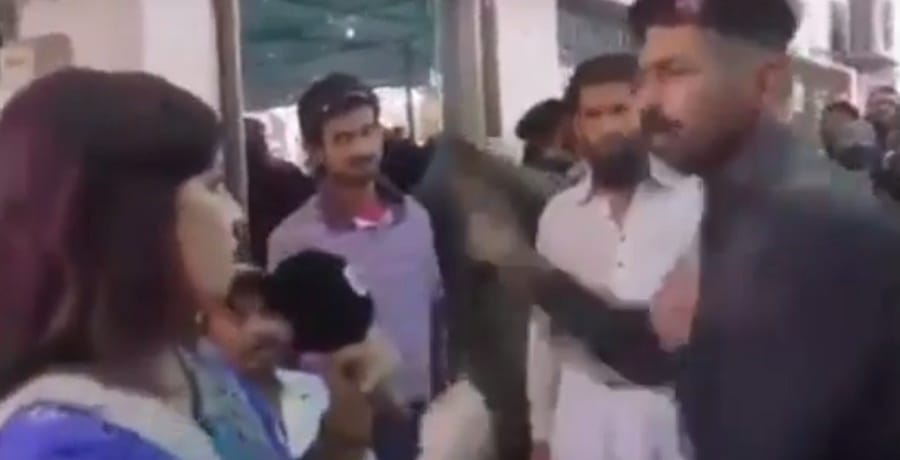 Pakistan constable slaps woman reporter