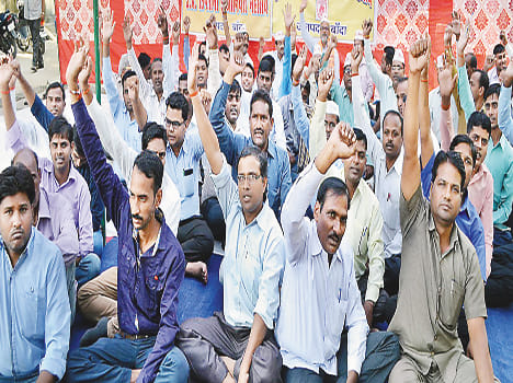 The administration talks fail, engineers on strike
