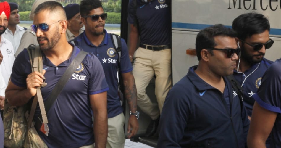 a fan of captain cool mahendra singh dhoni run for selfie with him in chandigarh
