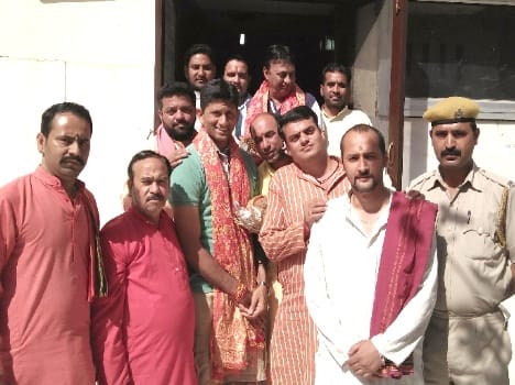 cricketer venktesh prasad take darshan in naina devi temple.
