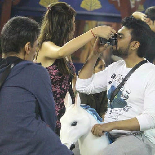 bigg boss contestent doing toilet in front of everyone