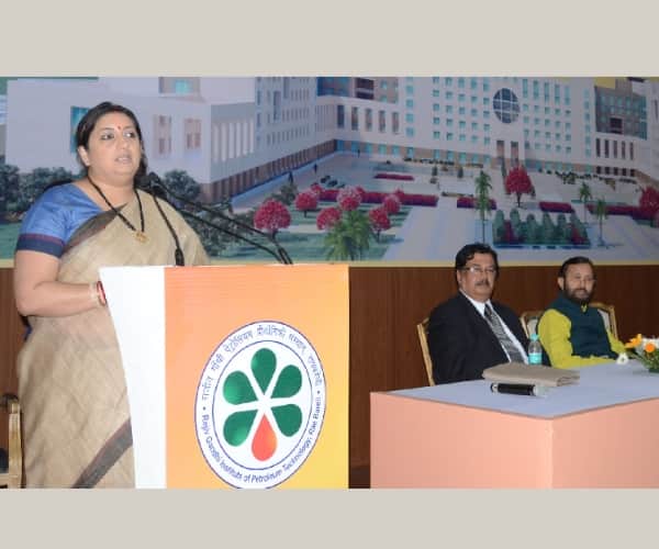 smriti irani in amethi targets rahul gandhi.