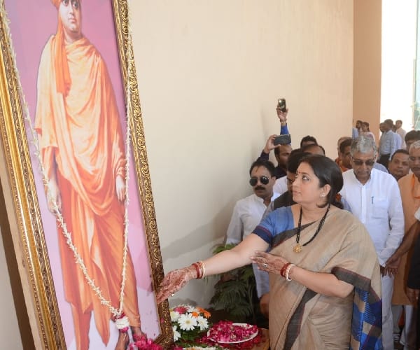 smriti irani in amethi targets rahul gandhi.