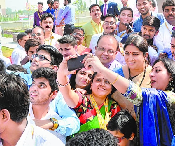 smriti irani in amethi targets rahul gandhi.